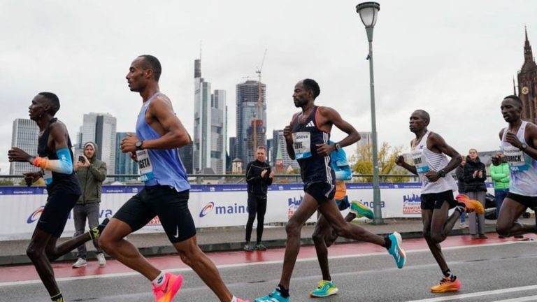 Leichtathletik: Streckenrekord beim Frankfurt-Marathon wackelt