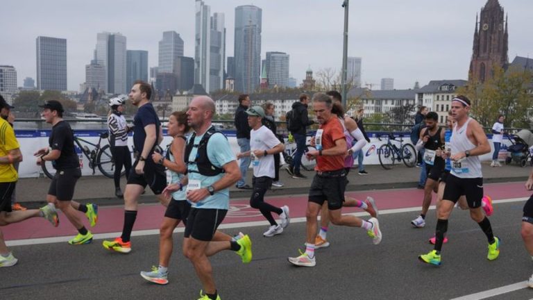 Leichtathletik: Streckenrekord beim Frankfurt-Marathon – Hottenrott gibt auf