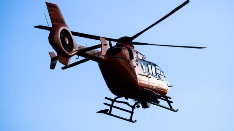 Unfall: Motorradfahrer stürzt nach Kollision mit Auto 25 Meter tief