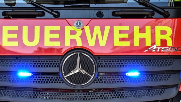 Mögliche Rauchgasvergiftung: Feuerwehr rettet Menschen mit Drehleiter aus brennendem Haus