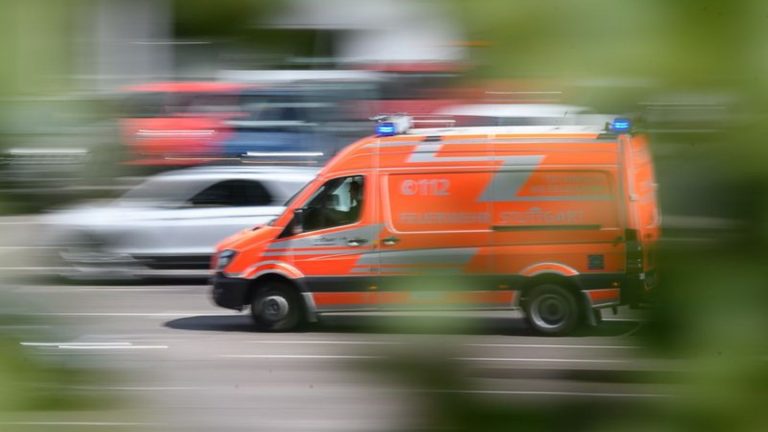 Kreis Tuttlingen: Mann will rollendes Auto stoppen – lebensgefährlich verletzt