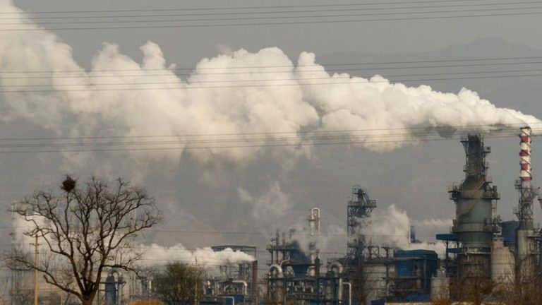 Klima: Bau-Krise und grüne Energie: Chinas CO2-Ausstoß stagniert