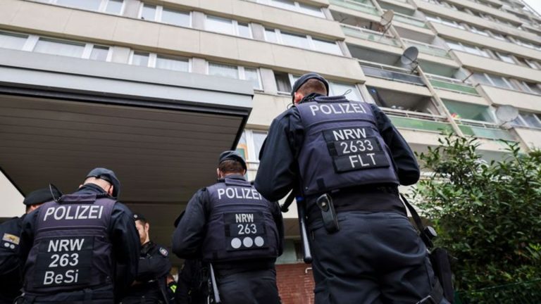 Sozialer Brennpunkt: 400 Einsatzkräfte kontrollieren Duisburger Problem-Hochhaus