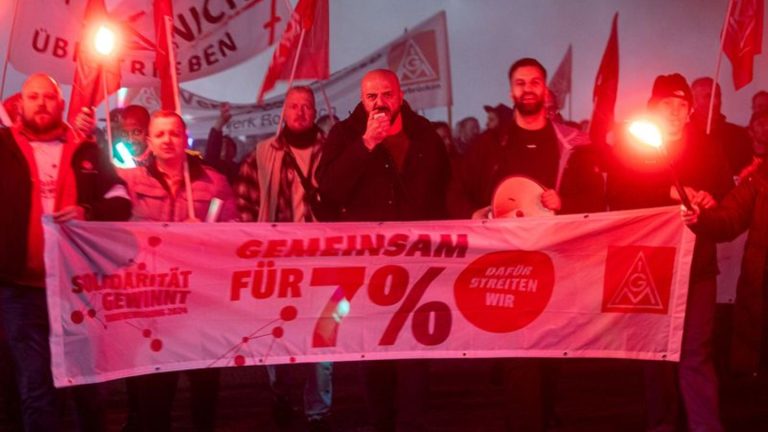 Tarifkonflikt: Warnstreik in der Metall- und Elektroindustrie in Bremen