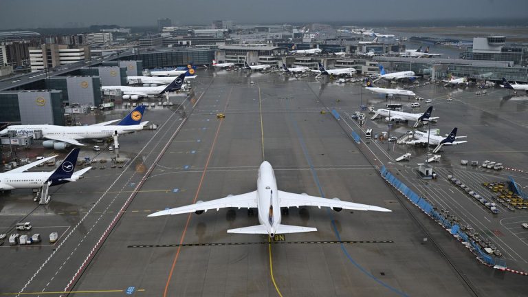 Dutzende Annullierungen: Flugsicherung meldet Störungen im gesamten deutschen Luftraum