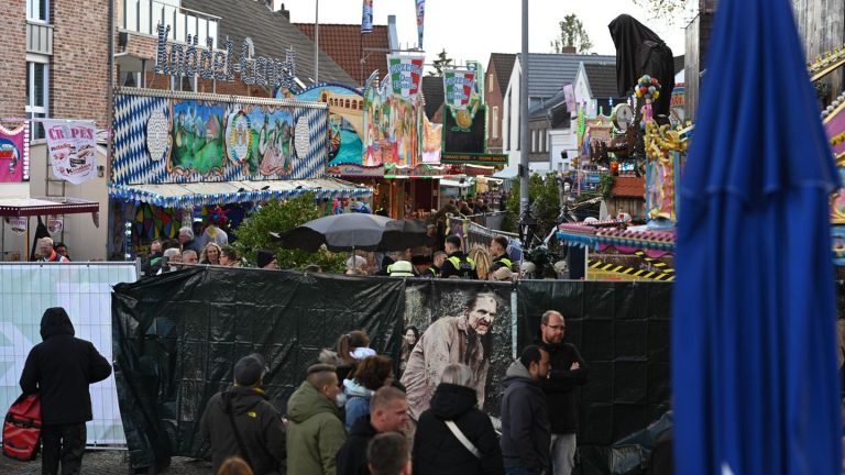 Ostfriesland: Geisterbahn auf Volksfest fängt Feuer – elf Verletzte