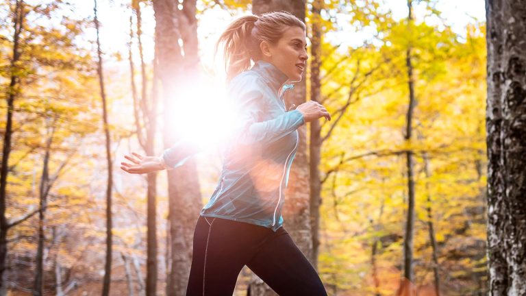 Funktion vs. Baumwolle: Jogging-Outfit im Herbst: Raus aus dem Hoodie – rein ins Vergnügen!