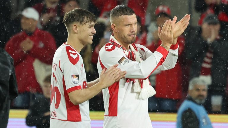 Spiel in Köln: Ist der groß geworden: Lukas Podolski kickt zum Abschied mit seinem Sohn Louis