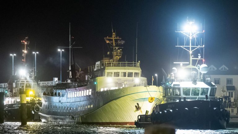 „Funny Girl“ im sicheren Hafen: Manövrierunfähige Helgolandfähre zum Festland geschleppt