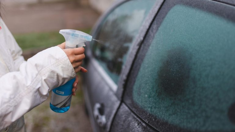 Tipps vom ADAC: Zugefrorene Scheiben und Schlösser: Diese Hilfsmittel sind für Autofahrer ein Muss