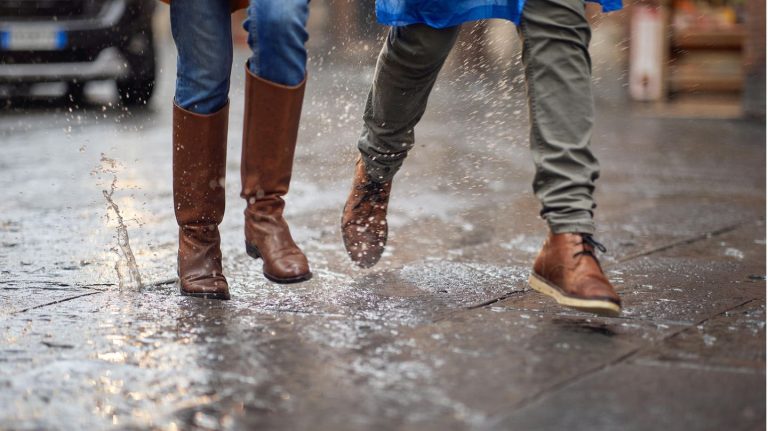 Längere Haltbarkeit: Schuhe imprägnieren: So schützen Sie empfindliche Materialien vor Nässe