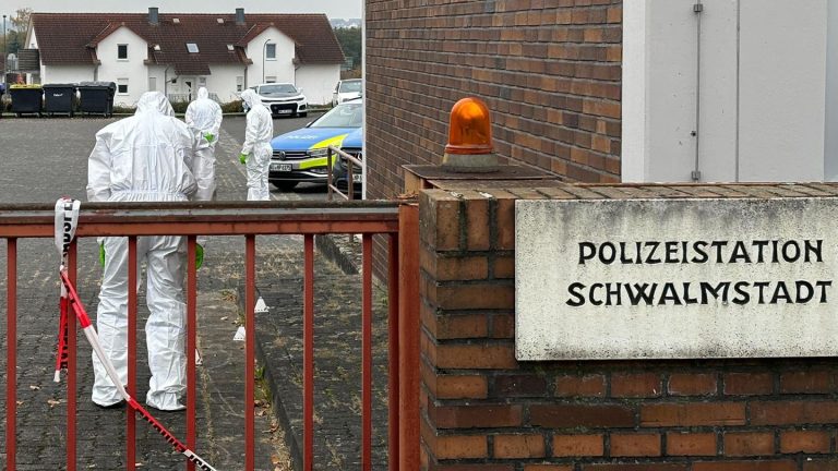 Schwalmstadt: Frau zieht Waffe gegen Beamte und wird erschossen