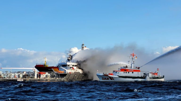 Rettungseinsatz: Brennender Öl-Tanker soll nach Rostock geschleppt werden