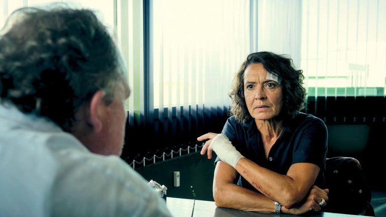 „Tatort“ aus Ludwigshafen: Lädiert, aber gewohnt resolut: Lena Odenthal ermittelt in ihrem 80. Fall