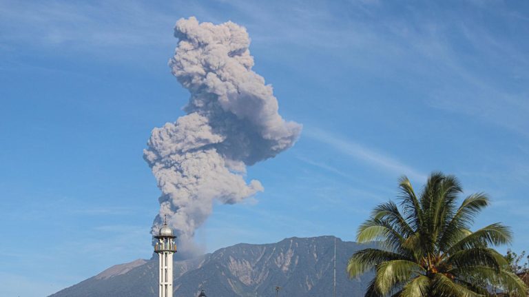 Indonesien: Vulkan Marapi schleudert Aschewolken über Dörfer