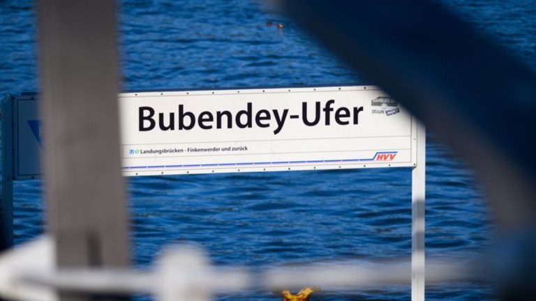 Personenverkehr auf der Elbe: Hafenfähre auf dem Weg nach Finkenwerder geräumt