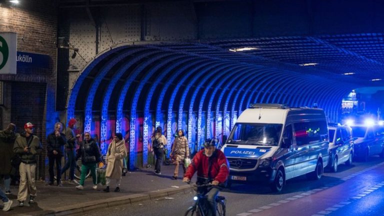 Polizei-Einsatz: Sprengstoff-Fund in Berlin – Polizei sucht Bahngleise ab