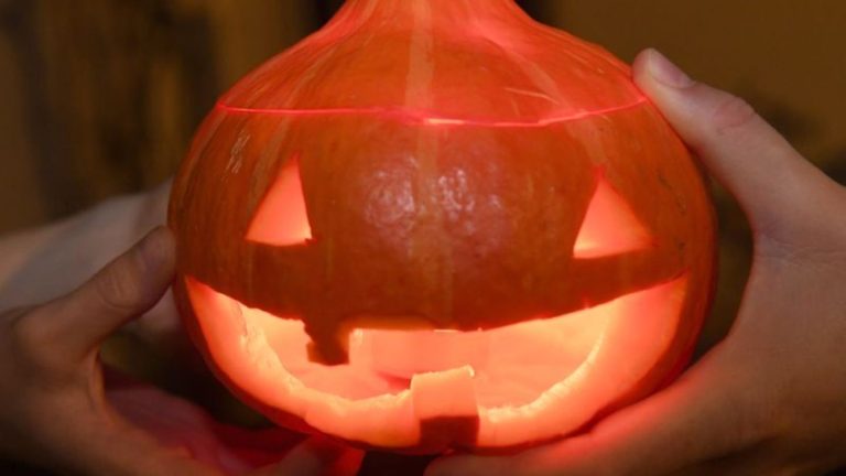 Halloween: Halloween stößt sauer auf: Stapler auf eigene Gabel gestellt