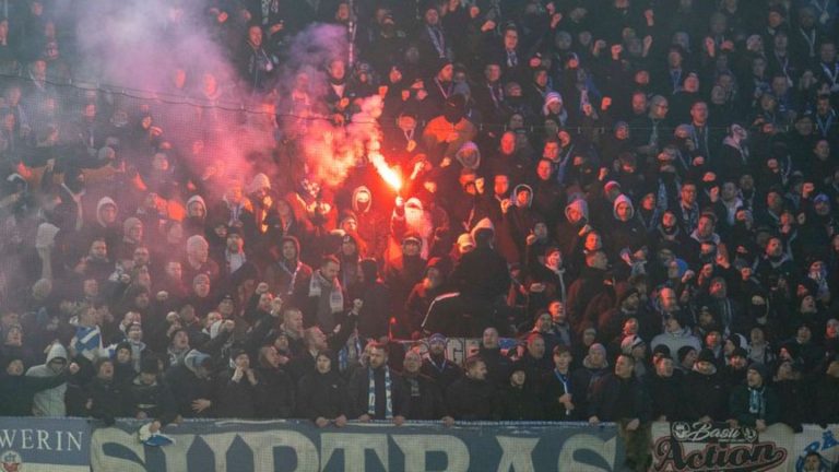 Viele Verletzte in NRW: Gewalt in Stadien: SPD hat Fragen an Reul