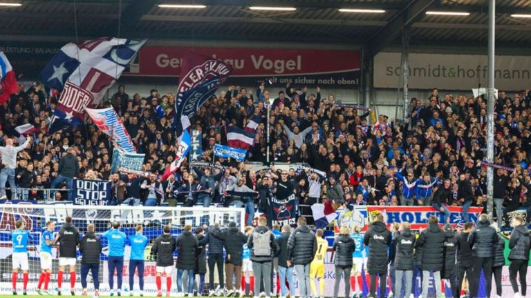 Fußball-Bundesliga: Eine Cola-Zero und ein Trikot fürs Kieler Vereinsmuseum