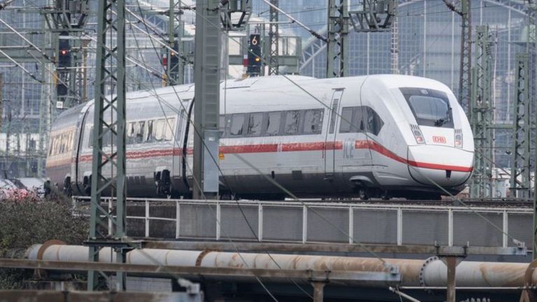 Main-Kinzig-Kreis: Tödlicher Unfall: Zug erfasst zwei Männer an Bahnhof