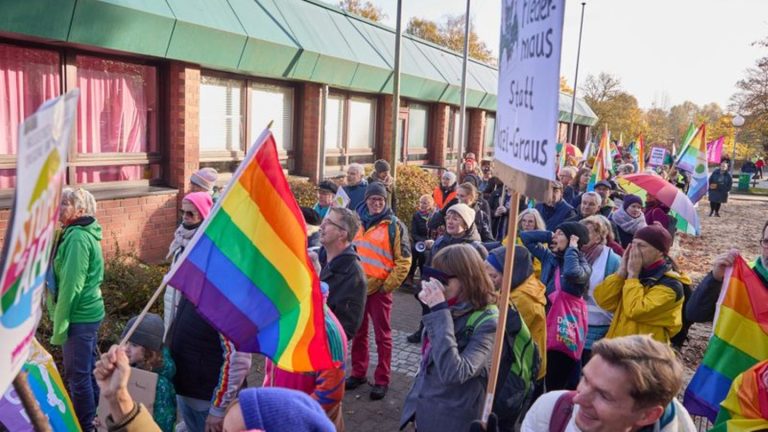 „Nicht mit uns“: Lautstarke Proteste gegen AfD-Parteitag in Henstedt-Ulzburg