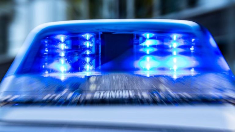 Unfälle: Auto überschlägt sich – Fahrer stirbt im Krankenhaus