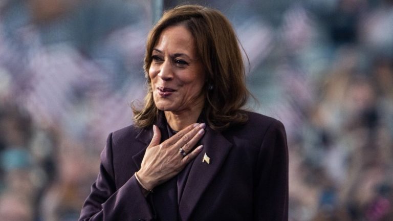 Kamala Harris: Kamala Harris hält erste Rede nach Niederlage