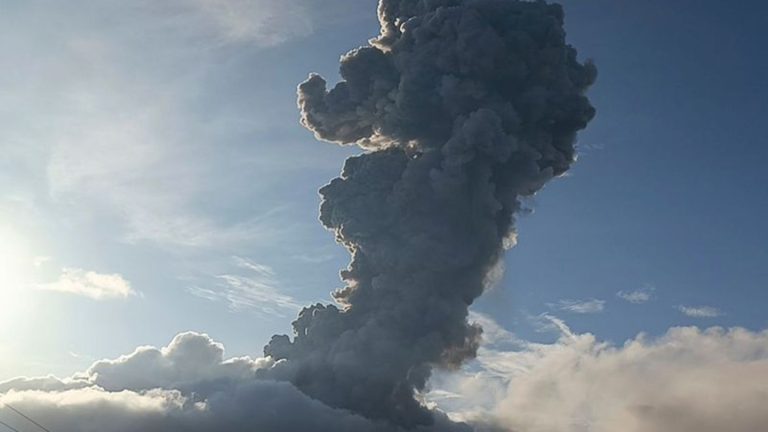 Hohe Aschesäule auf Flores: Vulkan Lewotobi Laki-Laki in Indonesien kommt nicht zur Ruhe