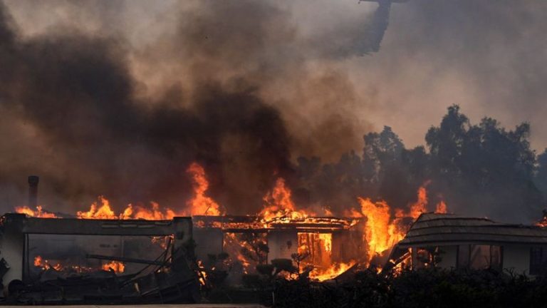 Feuer: Waldbrand in Südkalifornien treibt Tausende aus den Häusern