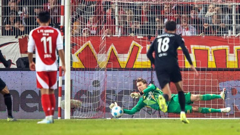 Fußball-Bundesliga: Rönnow rettet Union Punkt: Keeper ärgert Freiburg und Grifo