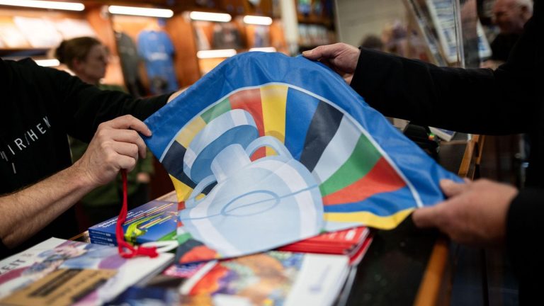 Upcycling nach der Fußball-EM: Taschen aus EM-Fahnen – Verkauf in Gelsenkirchen startet