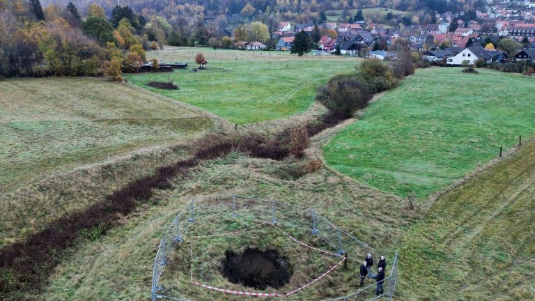 Mit Zäunen gesichert: Alter Bergbauschacht im Harz eingestürzt