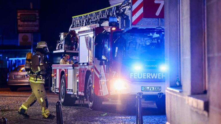 Duisburg: Feuerwehr rettet 26 Menschen aus brennendem Haus