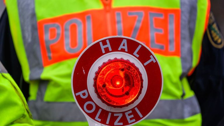 Verfolgungsfahrt: Jugendlicher Mopedfahrer flüchtet vor Polizei im Erzgebirge