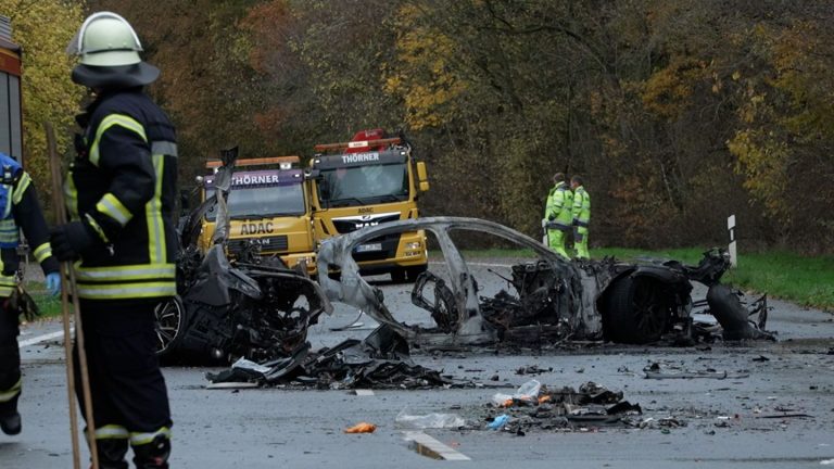 Auto gerät in Gegenverkehr: Sechs Menschen sterben bei Unfall im Münsterland