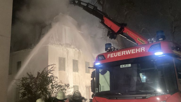 Brandherd unter Kupferdach: Dachstuhlbrand in München nach über 16 Stunden gelöscht