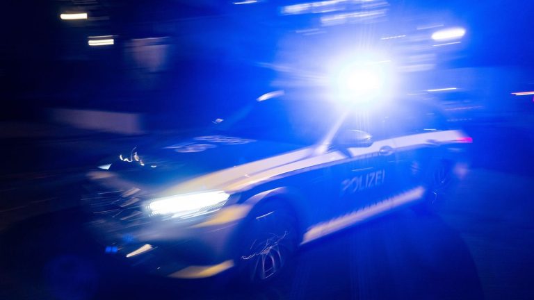 Notfälle: Frau wird unter Bus eingeklemmt und stirbt