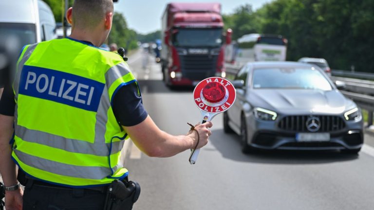 Kriminalität: Bundespolizei stoppt Schleusung von Minderjährigen auf A12