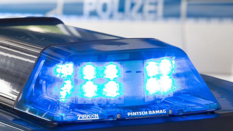 Verkehr: Nächtlicher Auffahrunfall auf A5 – 85-Jähriger stirbt