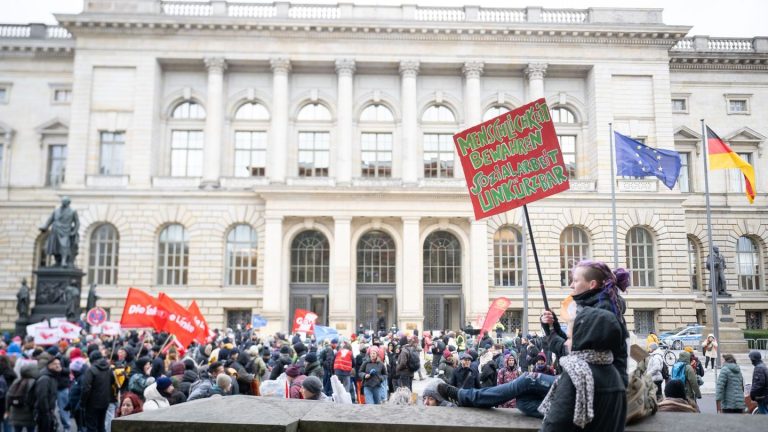 Schwarz-rote Sparpolitik: Protest gegen Einsparungen im Sozialbereich