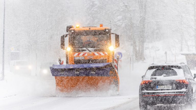 Wintereinbruch im Süden: Schnee sorgt für viele Unfälle im Süden Baden-Württembergs