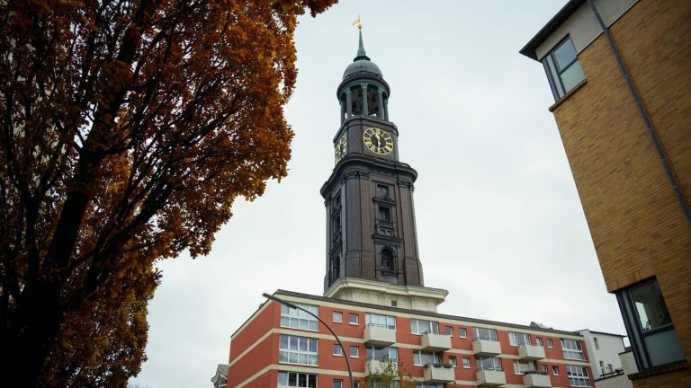 Risse im Turm: Sanierung am Hamburger Michel: Weitere 700.000 Euro benötigt