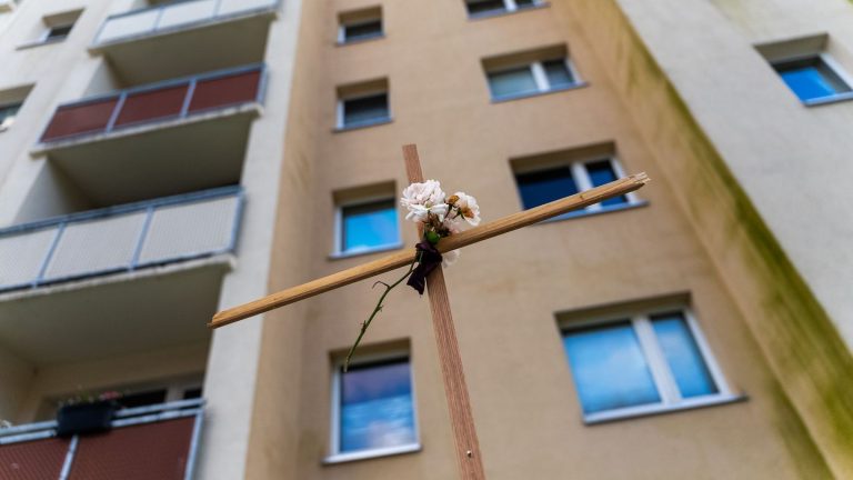 Sprung aus dem Hochhaus: Nach Sprung aus Hochhaus – Baby weiter in Lebensgefahr