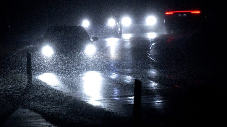 Wetter und Verkehr: Starker Schneefall sorgt für Unfälle auf Bayerns Straßen