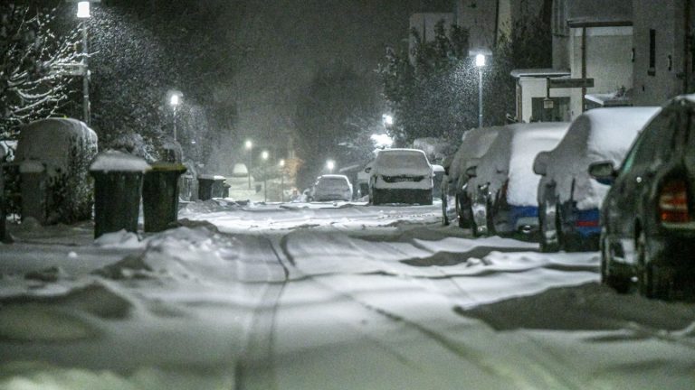 Schneechaos auf Straßen: Starker Schneefall sorgt für Verkehrschaos und Unfälle