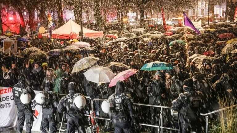 Kundgebung und Protestzug: Proteste gegen AfD-„Bürgerdialog“ in Aachen