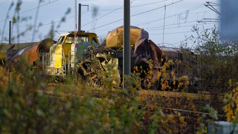 Unfall: Drei Verletzte bei Güterzug-Unfall – Bahnstrecke gesperrt