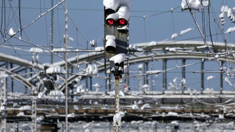 Wintereinbruch in Bayern: Welche Lehren die Bahn aus dem Schnee-Chaos 2023 gezogen hat