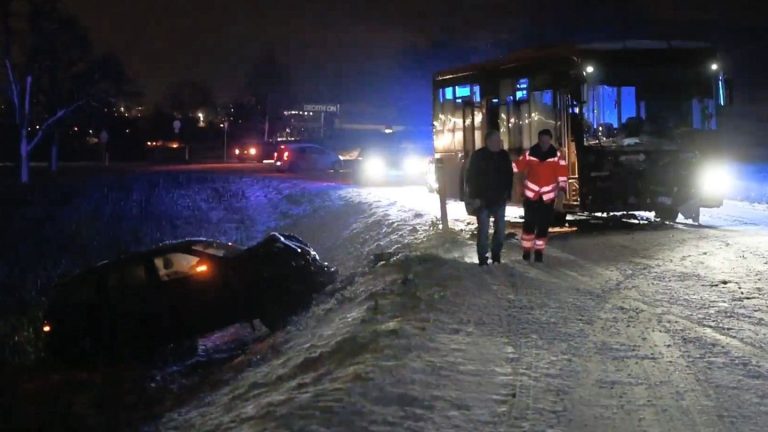 Unfall: Auto stößt mit Linienbus zusammen – zwei Verletzte